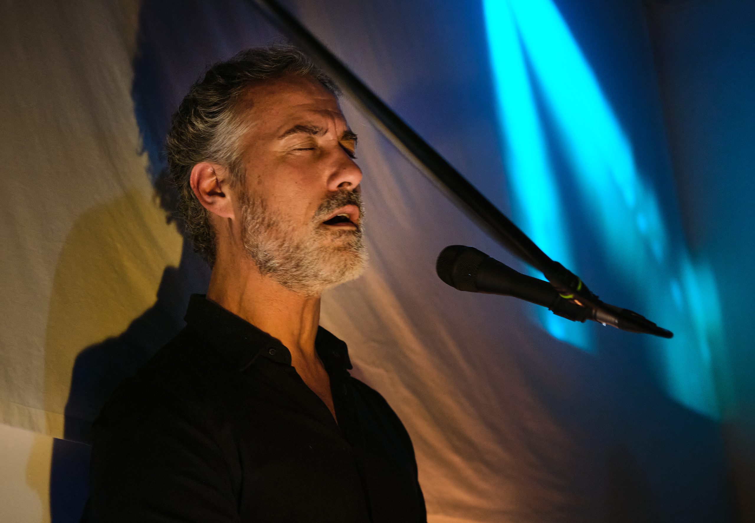 Xevi GaTa cantando durante un concierto