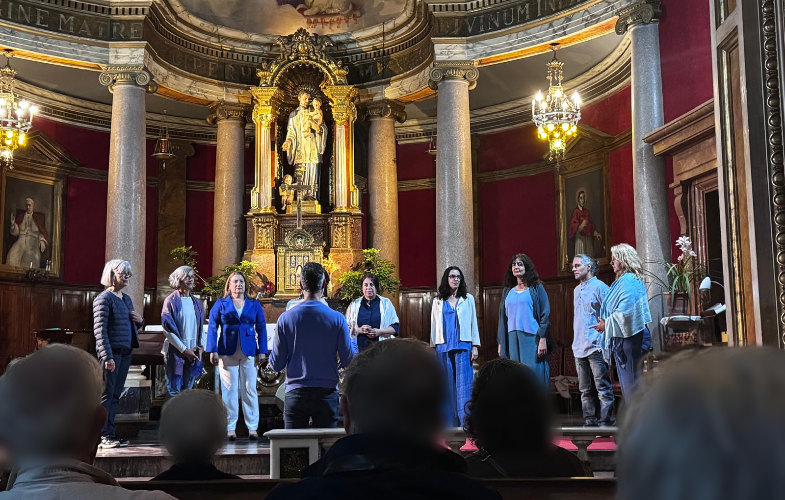 La coral de cantos armónicos en concierto en una iglesia