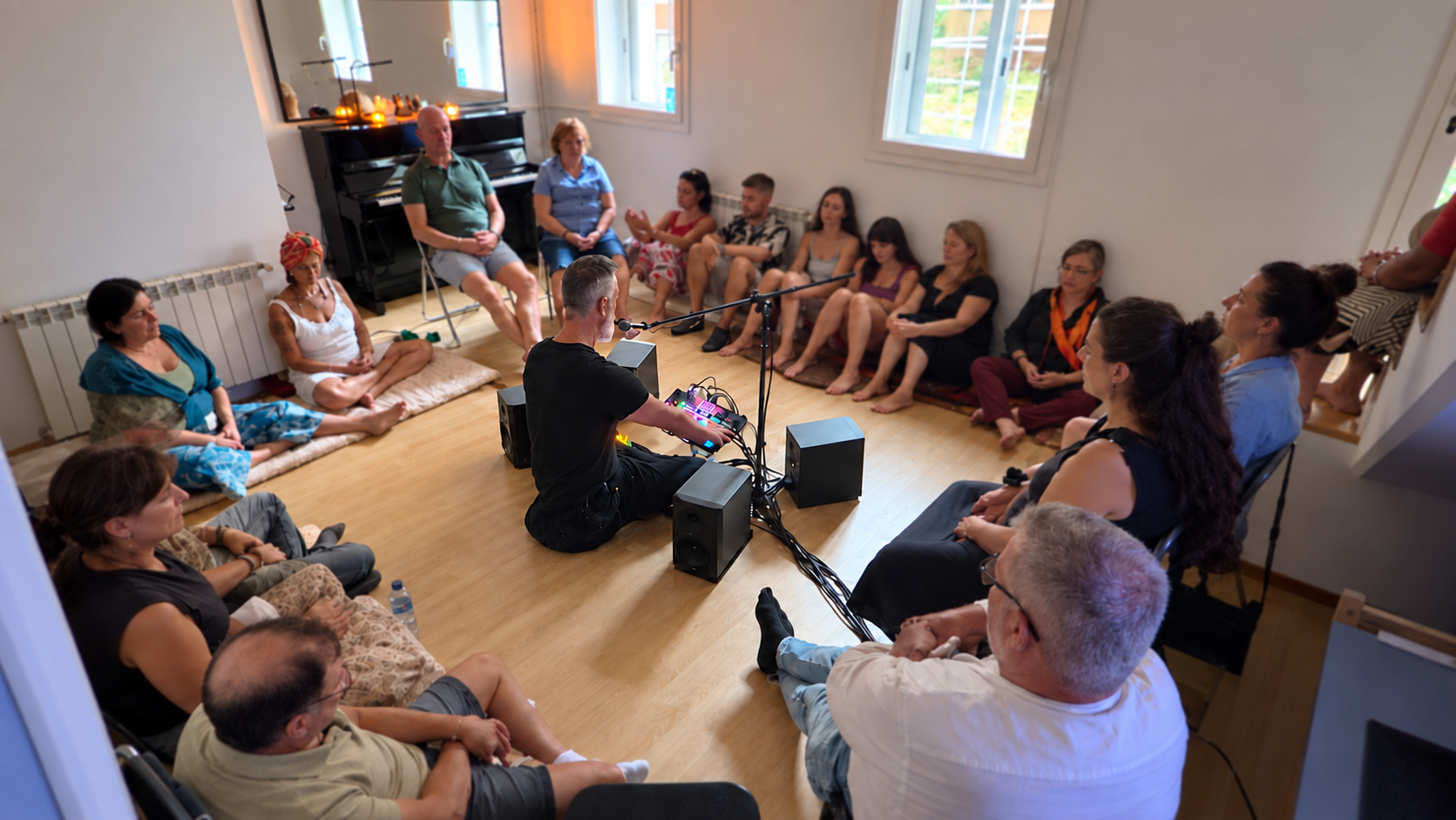 Xevi GaTa y el público en un concierto VOICES MEDITATION en Tu Voz Esencial