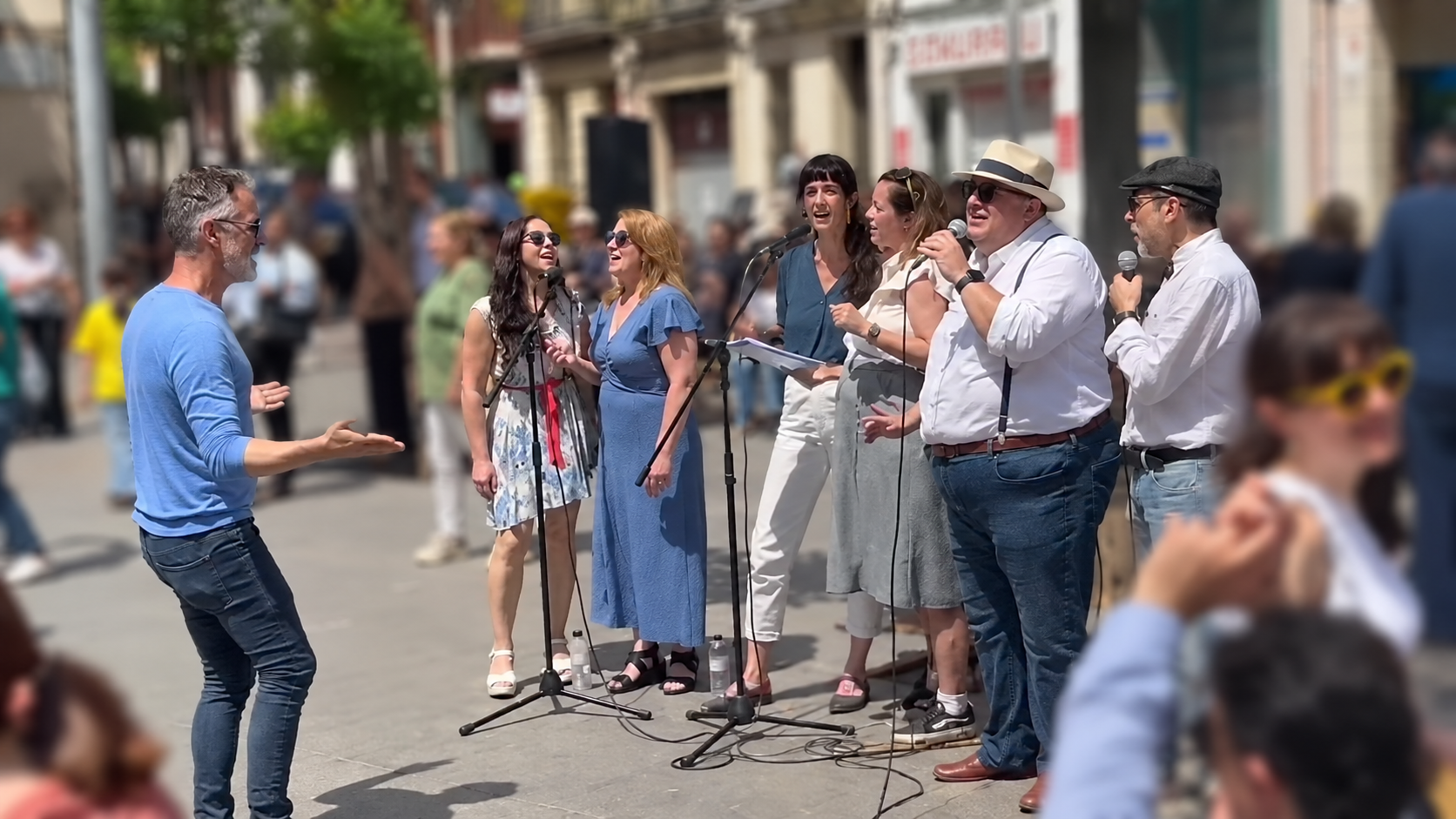 La coral de swing de Tu Voz Esencial cantando en concierto